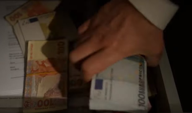 У коррупционеров изъяли 14 тысяч гривен. Фото: скрин youtube