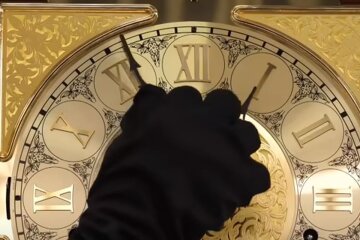 Переведення годинника. Фото: скріншот YouTube-відео