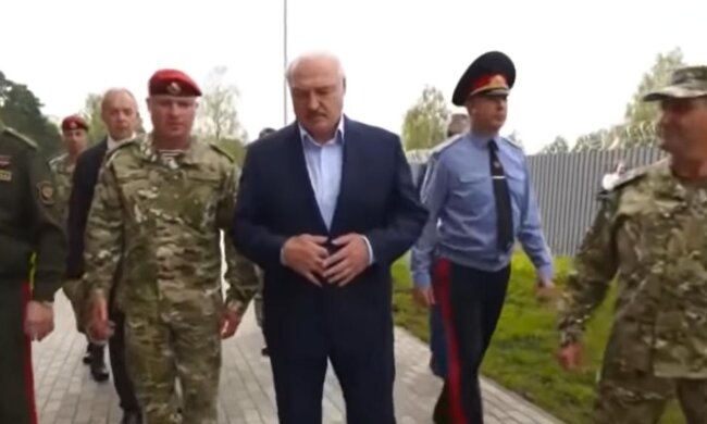 Лукашенко общается с военными. Фото: скрин youtube