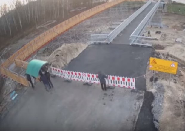 Для них мост строят, а они: на видео попало как жители "ЛНР" убого обокрали строителей
