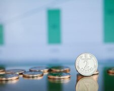 Працюючий пенсіонер рахує гроші за столом