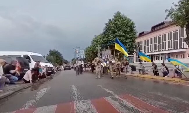 Прощання із загиблим Героєм ЗСУ. Фото: скріншот YouTube-відео