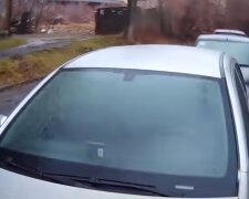 Замерзло лобовое стекло авто. Фото: скриншот YouTube-видео