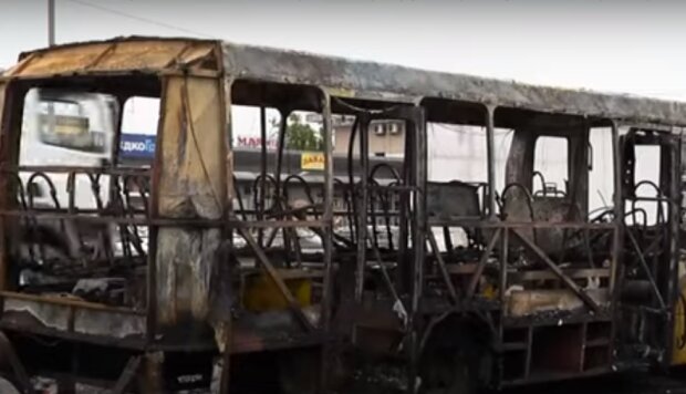 В Киеве дотла сгорела маршрутка. Фото: скриншот YouTube