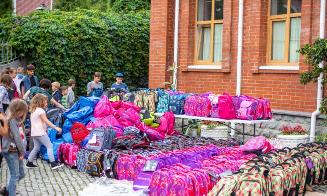 У Києво-Печерській лаврі на благодійній акції УПЦ 800 дітей отримали «рюкзачки милосердя»