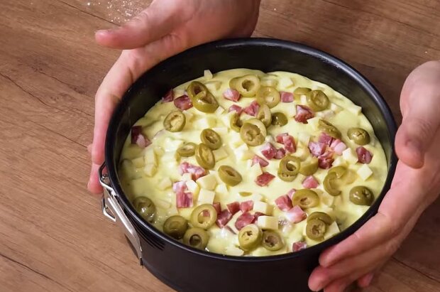 Такую вкуснятину готовят итальянцы: рецепт торта с салями, твердым сыром и оливками