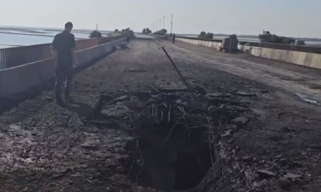 Діра на Чонгарському мості. Фото: скріншот Telegram-відео