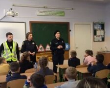 Співробітники поліції у школі. Фото: скріншот YouTube-відео