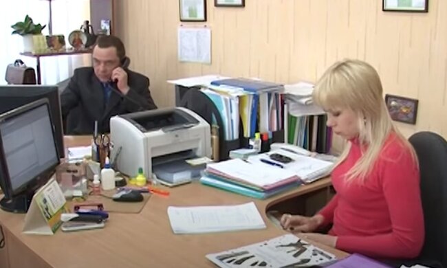 Офісні працівники. Фото: скріншот YouTube-відео