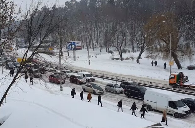 Снегопада оказалось мало: в столице под землю ушел огромный кусок дороги. Кадры