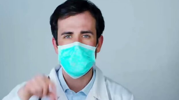 Лікар. Фото: скріншот YouTube-відео