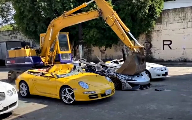 Знищення авто. Фото: скріншот YouTube-відео.