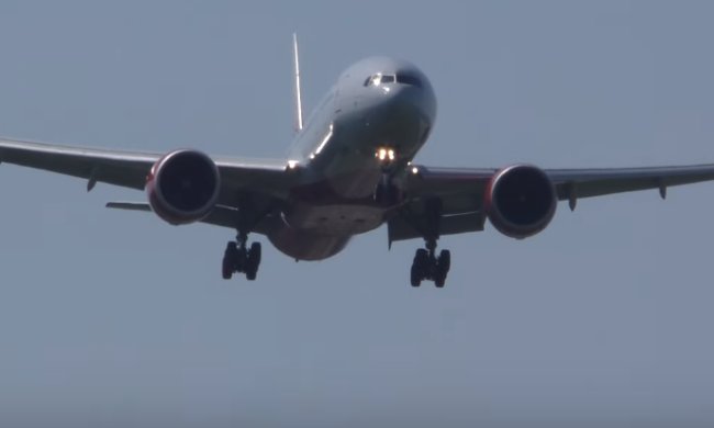 В России самолет совершил экстренную посадку, фото -  KHMedia