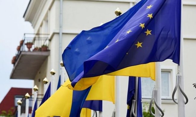 Флаги Украины и Европейского Союза. Фото: ubr.ua