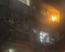 Пожежа на балконі у Пітері після удару БПЛА. Фото: скріншот Telegram-відео