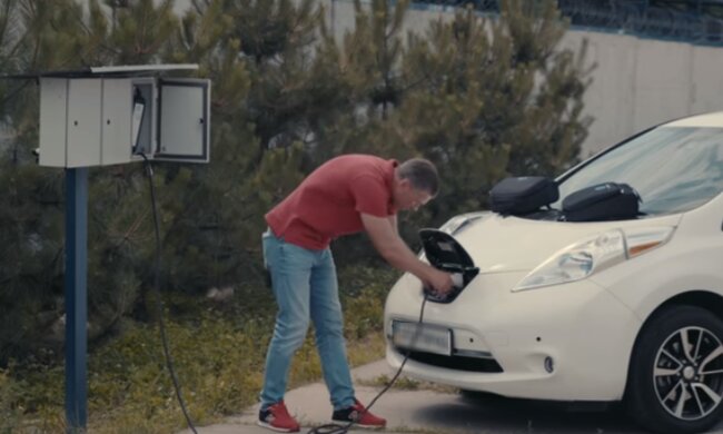 Зарядка електромобіля. Фото: скріншот YouTube-відео