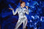 Налитые "дыньки" едва не выпали из декольте: Тина Кароль взбудоражила пышными формами в пикантном наряде