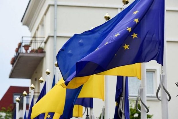 Флаги Украины и Европейского Союза. Фото: ubr.ua