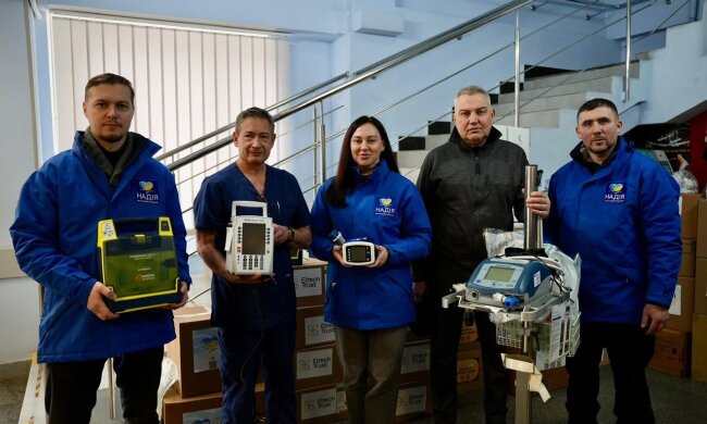 Апарат ШВЛ, дефібрилятори та інфузомати: фонд «Надія», Валерій Дубіль та Віта Присяжнюк передали обладнання Київському онкоцентру