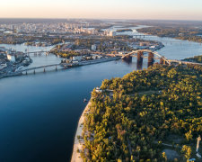 Вслед за Одессой: река Днепр позеленела. Жители и экологи бьют тревогу