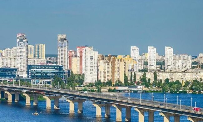 В Киеве мост превратился в водопад: "Мироточить начал..."