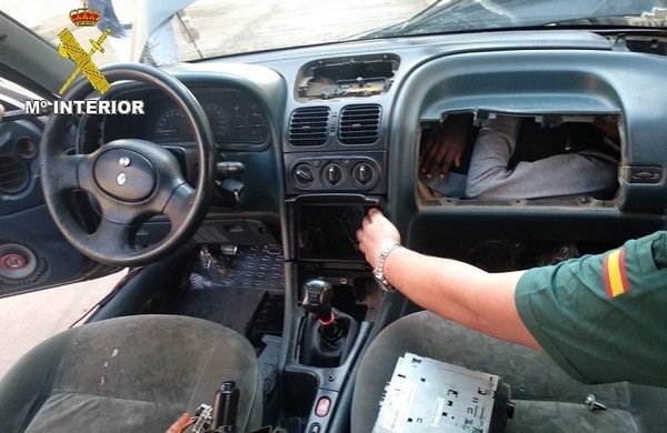 Люди ехали в бардачке легковушки: как перевозят нелегалов