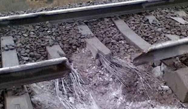 Поврежденная железная дорога. Фото: скриншот YouTube-видео