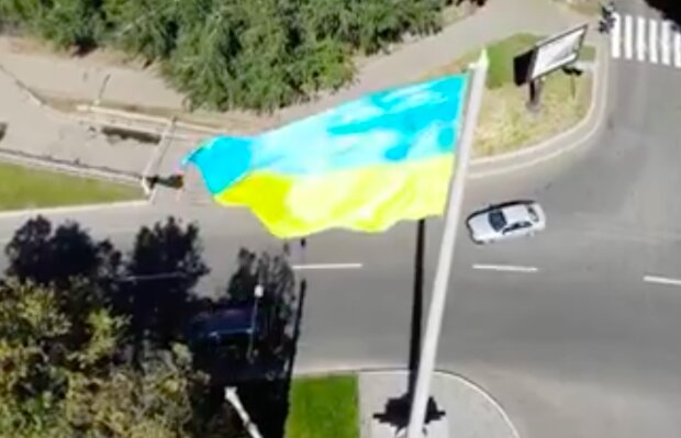 Огромный символ в центре города: в Харькове представители власти отметили День флага