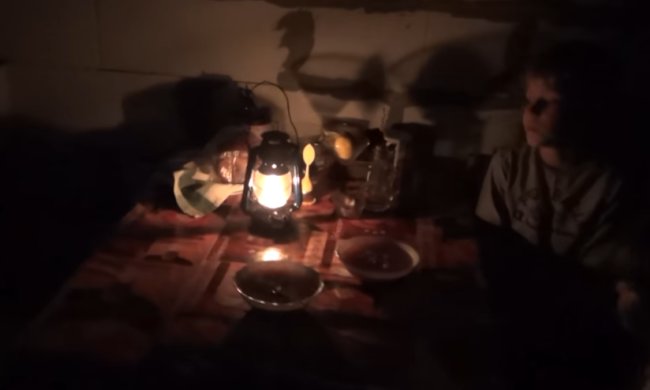 Ужин при керосиновой лампе, фото: скриншот с youtube