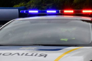 Українські силовики перевіряють школи, вокзали та суди через НП. Фото: Патрульна поліція