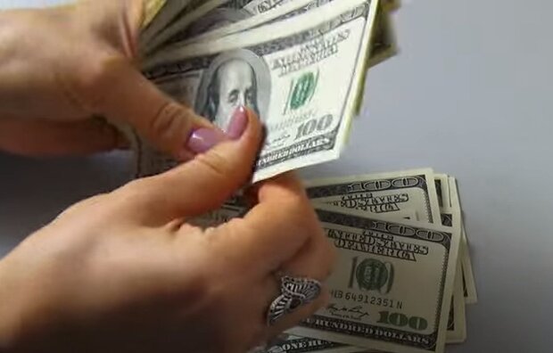 Долари. Фото: скріншот YouTube-відео