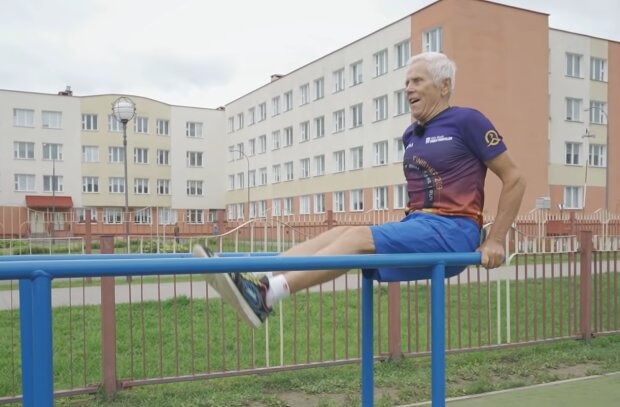 Пенсионер занимается спортом.  Фото: скриншот YouTube-видео