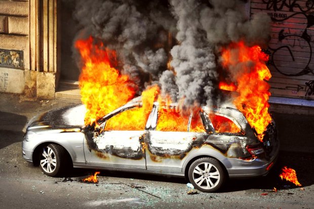 Кабина сгорела дотла: в Киеве на ходу загорелось авто, опубликованы первые кадры и подробности