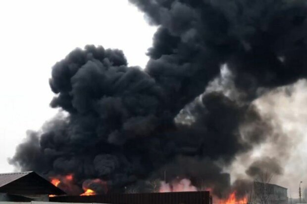 Моторошне НП у столиці: у центрі міста величезна пожежа, половину Києва заволокло чорним димом. Фото, відео