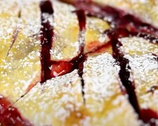 Пирог с вишнями. Фото: скриншот youtube.com