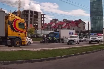Копи ловили працівника ТЦК, який п'яним за кермом розбив кілька авто - відео
