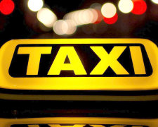 Вне конкуренции: таксист заботится о своих клиентах и угощает их вкусностями во время поездки