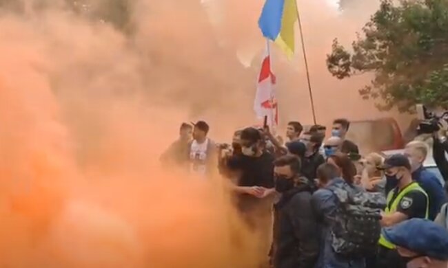 Акция под посольством Беларуси в Киеве. Фото: скриншот YouTube