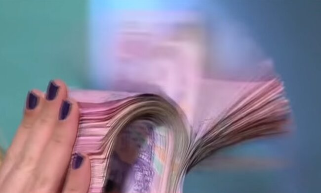 Кто в Украине получает больше всего. Фото: скриншот Youtube-видео