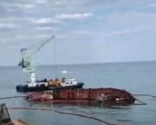 Эпопея с танкером Delfi: к перевернутому судну подогнали кран, вся Одесса замерла в ожидании