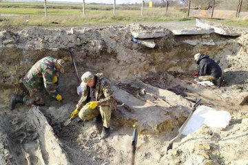 В 80-х годах захоронение преднамеренно закатали асфальтом