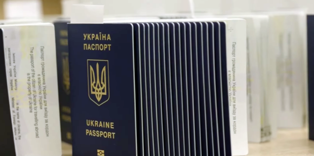 Українці почнуть отримувати нові паспорти. Фото: YouTube
