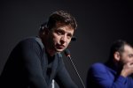Зеленский ярко потроллил таможенника: "у вас маленькая зарплата? А откуда iPhone?"
