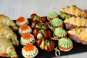 Новогодний стол. Фото: YouTube