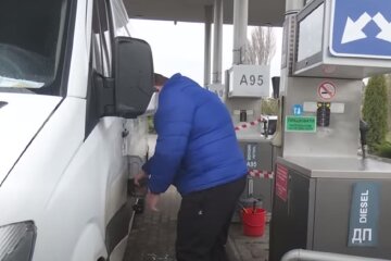 Заправка авто: Фото: скрін відео
