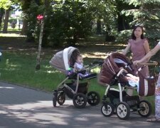 Молодые мамы с детьми в парке. Фото: скриншот YouTube-видео