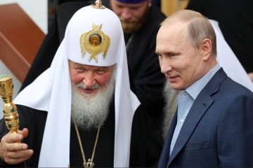 Приходила исповедоваться: на яхте патриарха Кирилла засветилась полуобнаженная девушка, фото