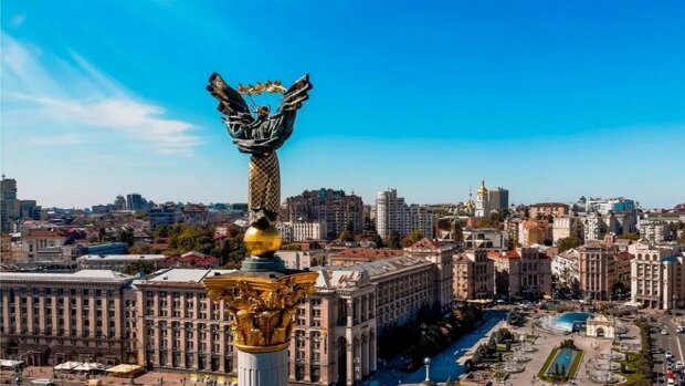 Відвідувачі на маркеті локальних брендів у Києві до Дня міста