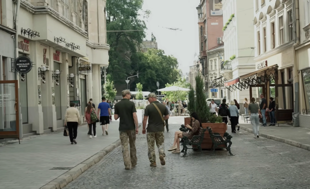 Представників ТЦК змусять зняти військову форму. Фото: YouTube