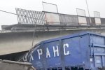 Мост упал на машину. Фото: скрин youtube